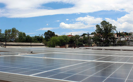 Paneles solares en el techo de Fábrica María